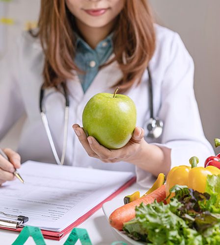 Quelle est la différence entre une diététicienne et une nutritionniste ?