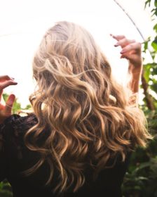 protéger les cheveux du soleil